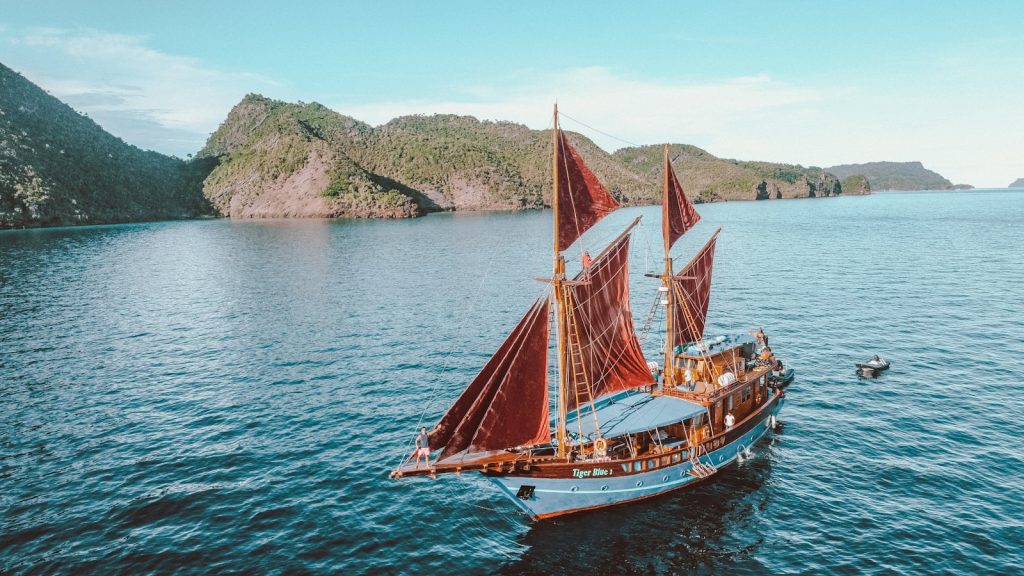 Komodo Liveaboard Wellness Retreat: Phinisi Guide