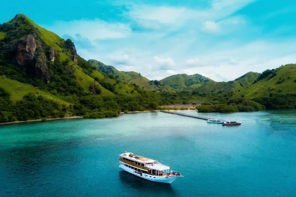 A calm anchorage at Manjarite with a boat on flat turquoise water